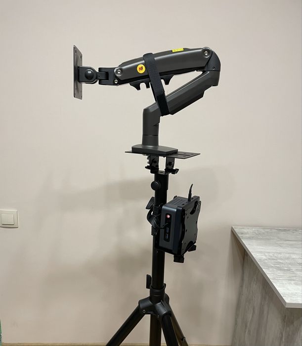 Мобільний кронштейн для монітора 32" з автономним MiniPC на Intel Iris