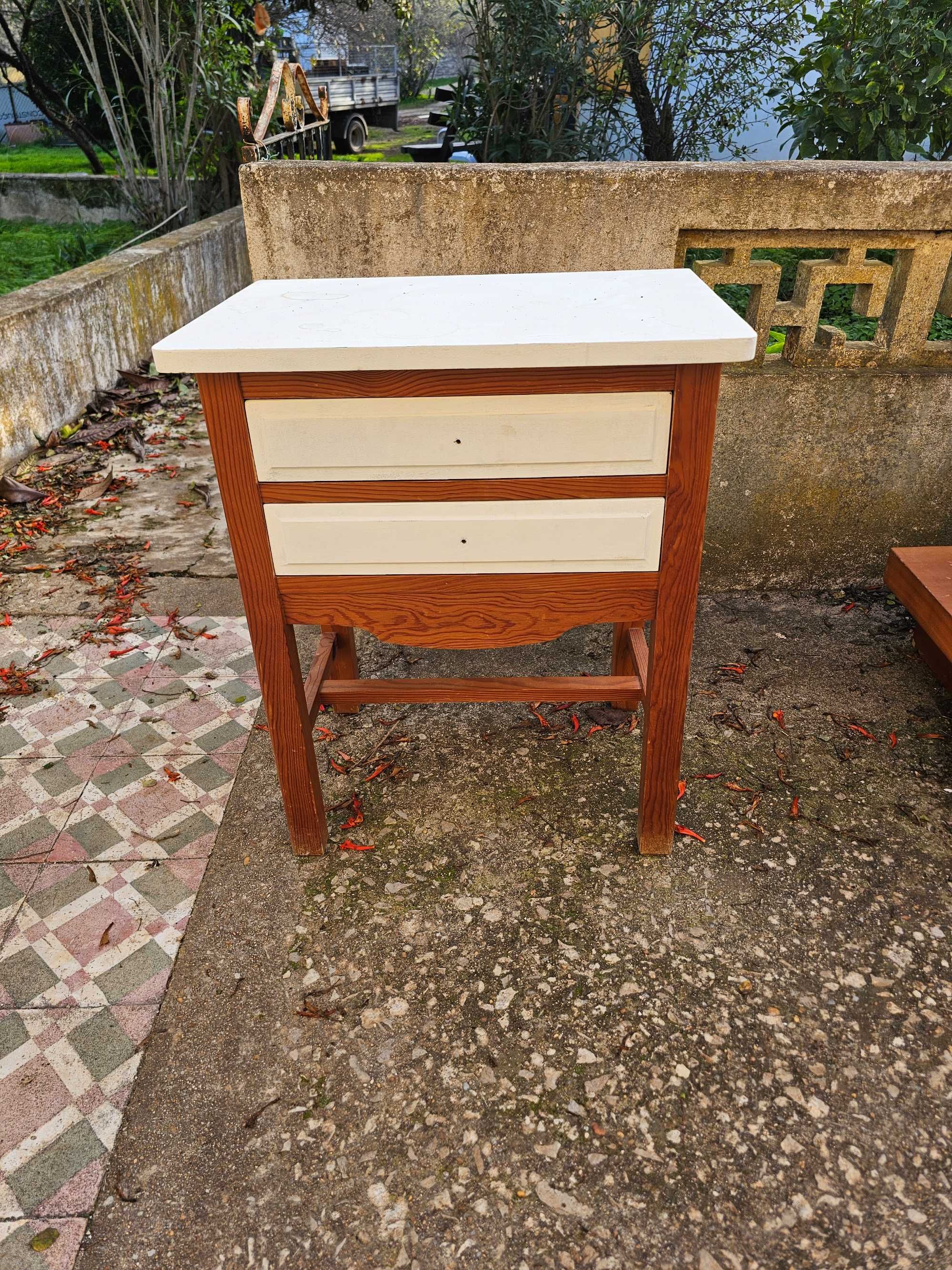 Mesa de Cabeceira Rústica – Toque Charmoso no Seu Quarto!