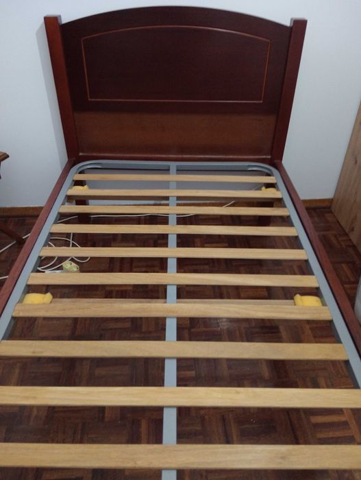 Vendo Cama de Solteiro/a com Estrado e Colchão