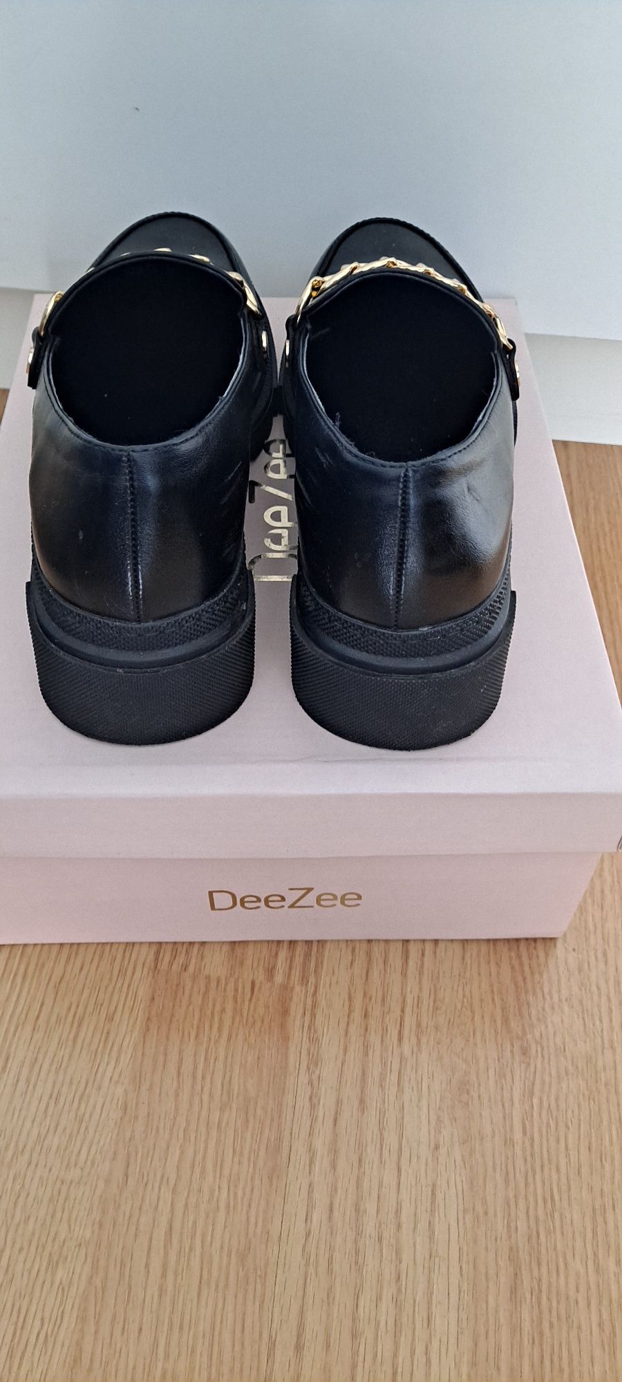 Czarne loafersy z łańcuchem r.38