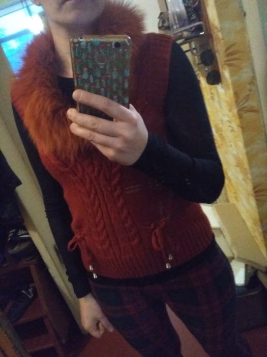 Жилет жилетка джемпер с мехом женский кирпичный цвет свитер без рукаво