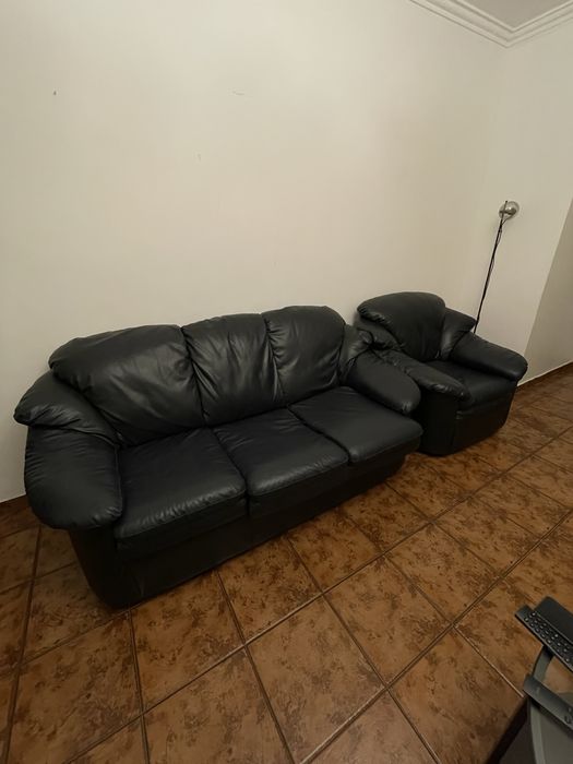 Sofa-cama + 2 poltronas em couro sintetico confortavel e em bom estado