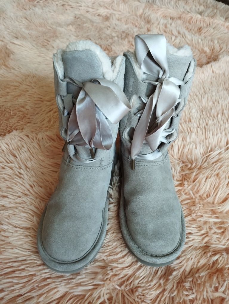 Зимові чобітки ( угі) на дівчинку Bearpaw