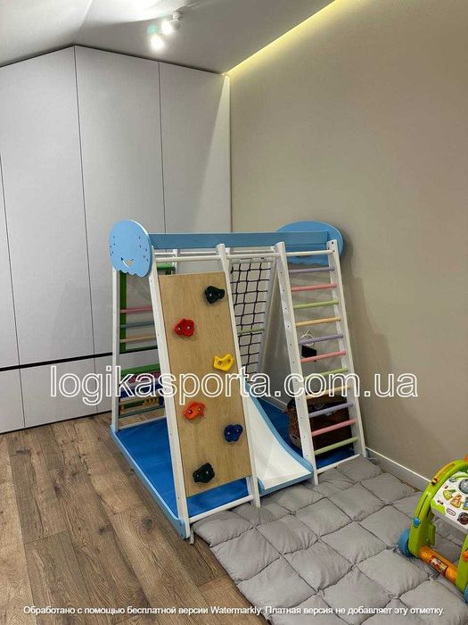 Білий дерев'яний дитячий спортивний комплекс. Розвиваючий центр.