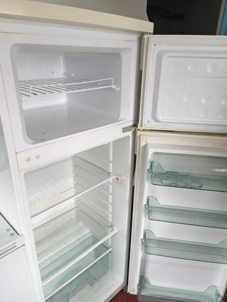 Морозильна камера Liebherr ,малий холодильник Whirlpool дуже економний