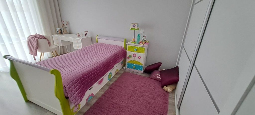 Conjunto Cama, Cómoda e Mesa de Cabeceira