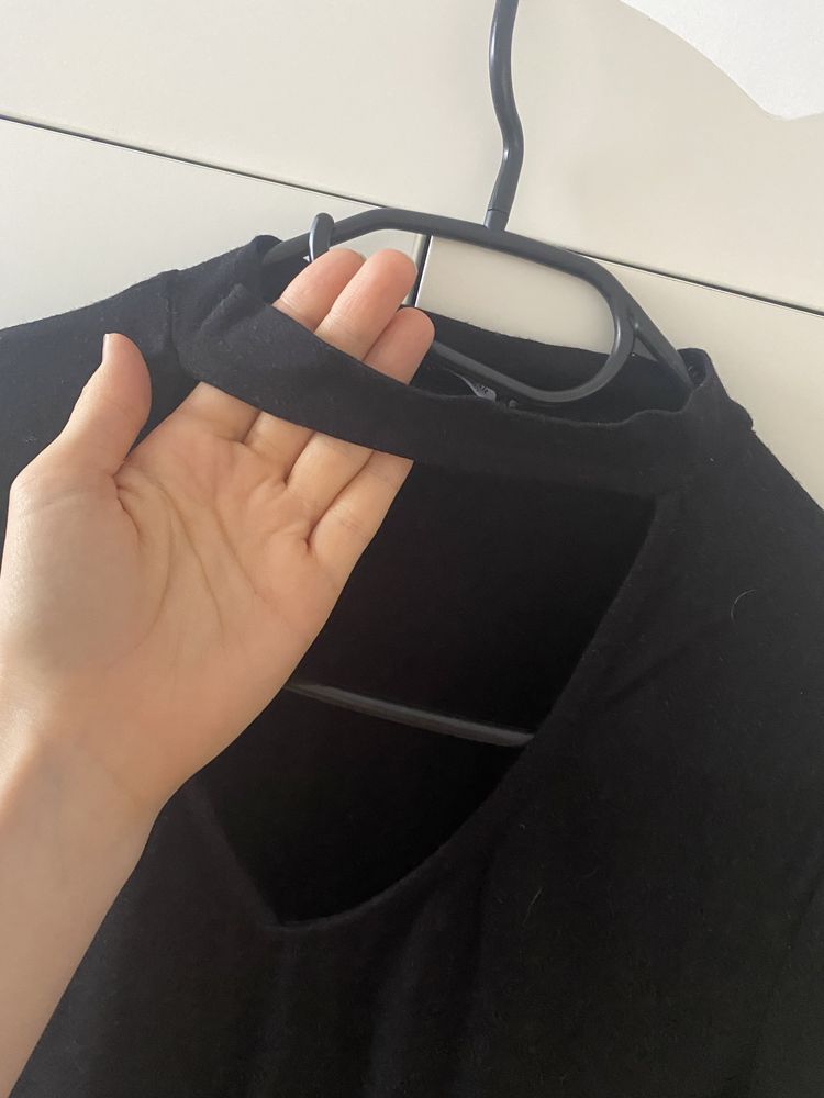 Czarna koszulka z krótkim rękawem choker pull & bear