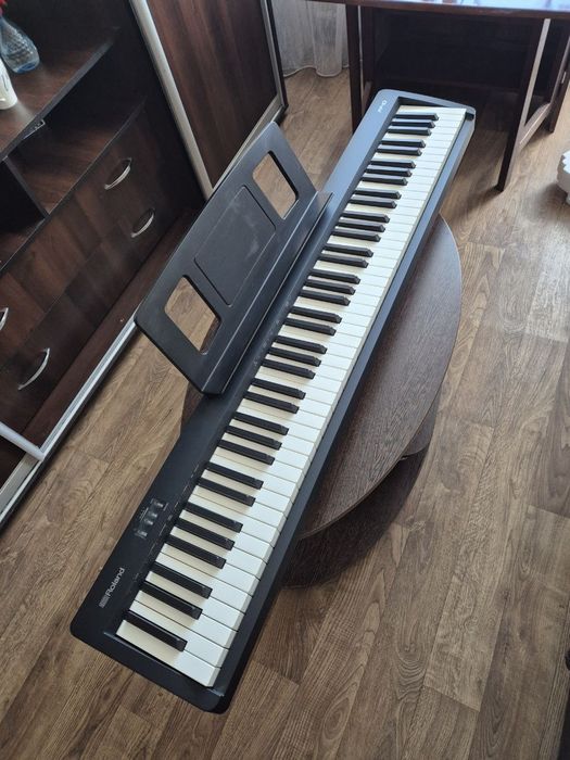 Терміново Цифрове піаніно Roland FP10 та стійка