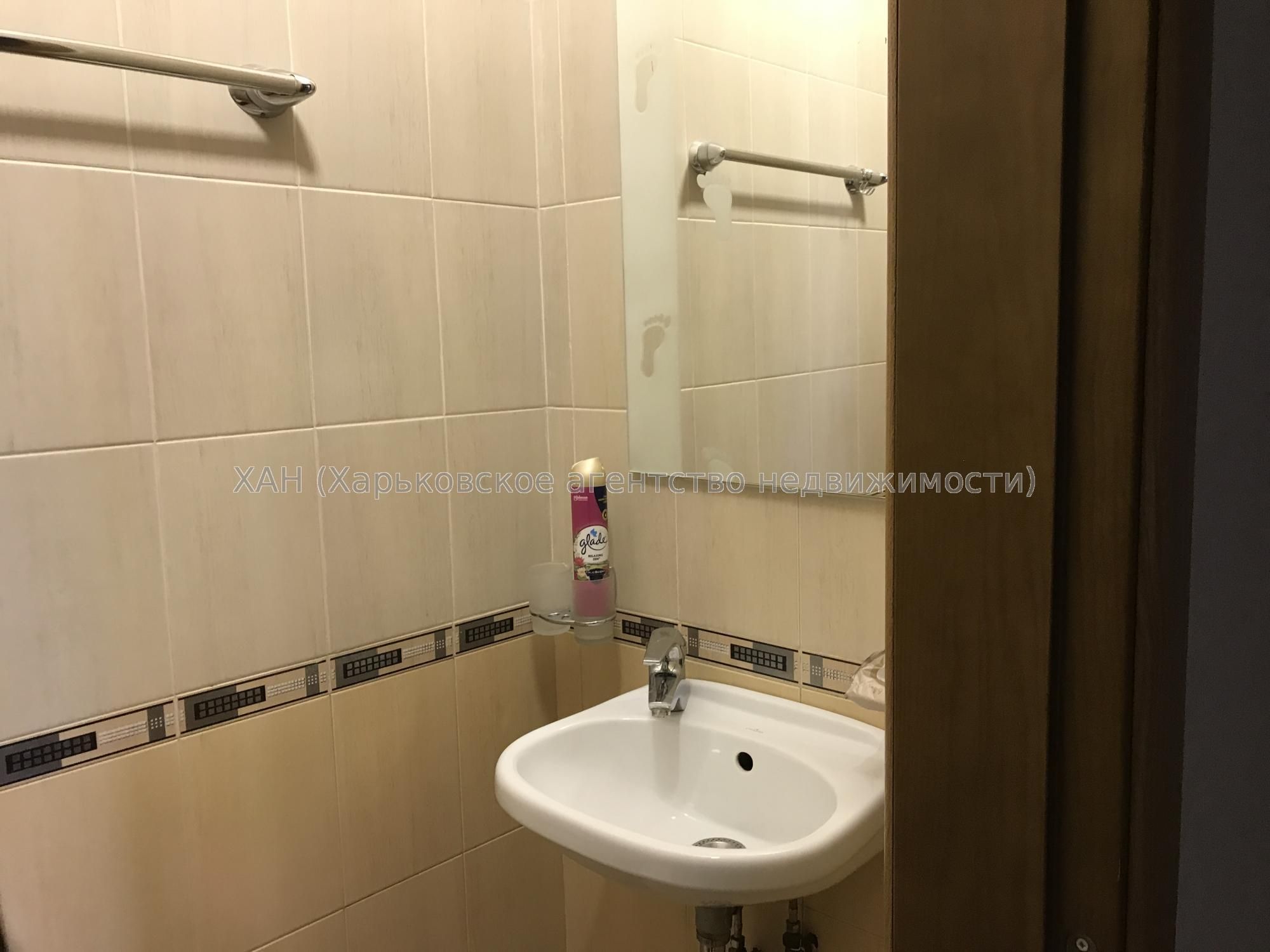 Продам 4к кв.у центрі міста 120тис.з послугами АН  М52