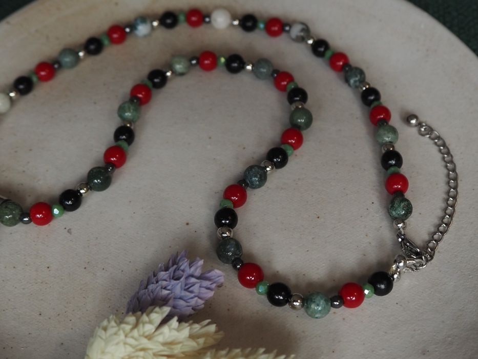 Naszyjnik w odcieniach zieleni, czerwieni i czerni | 47–53 cm