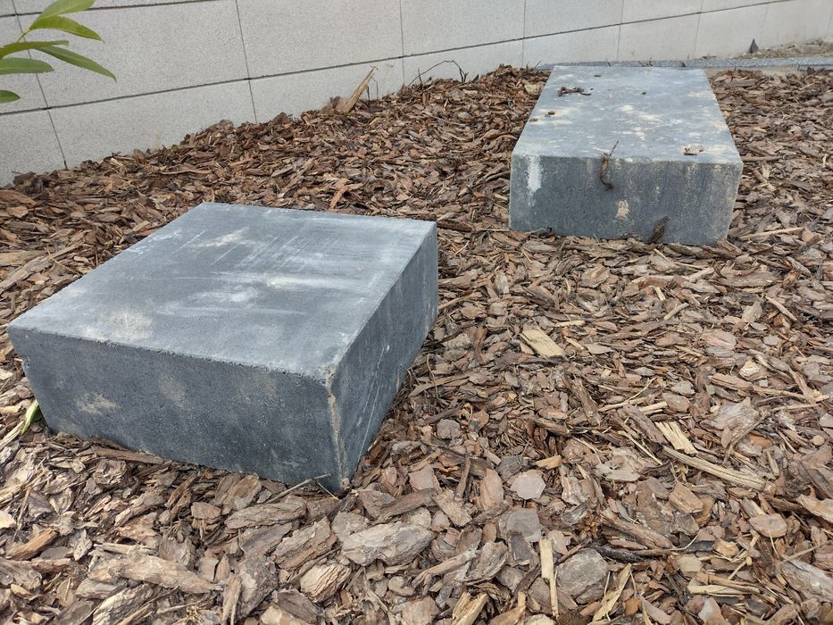 Stopień schodowy betonowy czarny polbruk