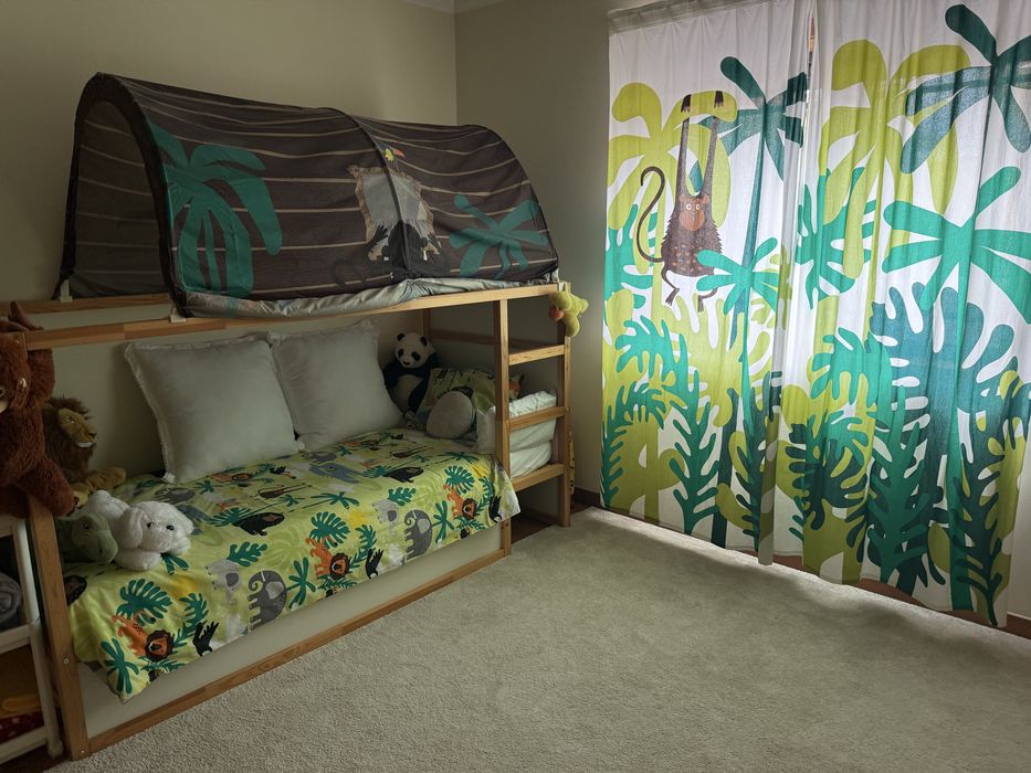 Cama Kura Ikea com dorsal + decoração