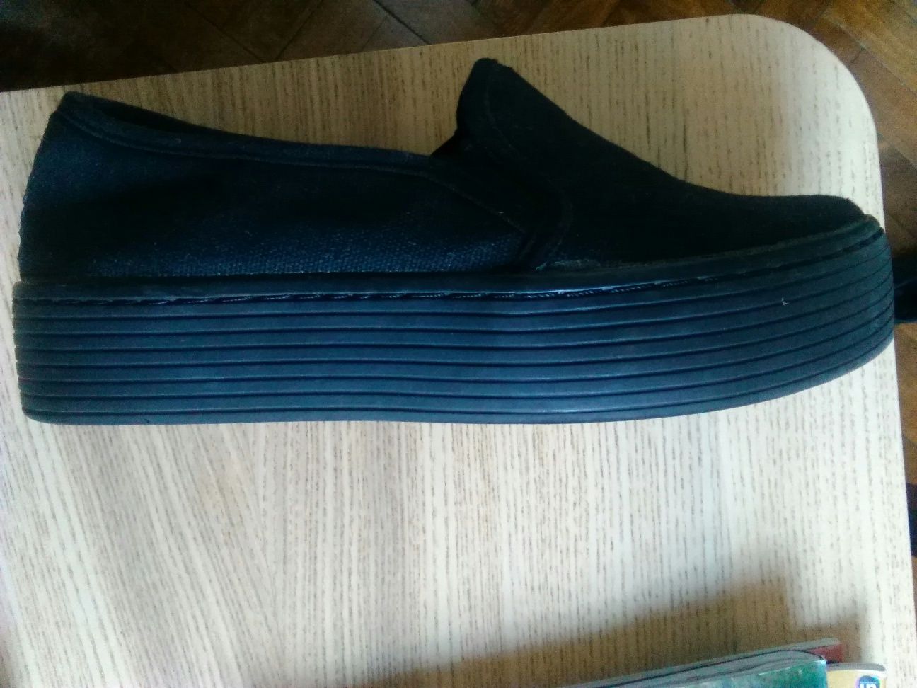 Sapatilhas slip-on pretas em lona da Sixty Seven em óptimo estado