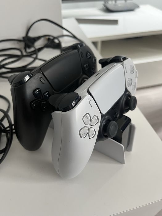 Playstation 5 +2 gry+2 pady