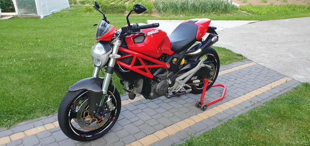 Ducati monster 696