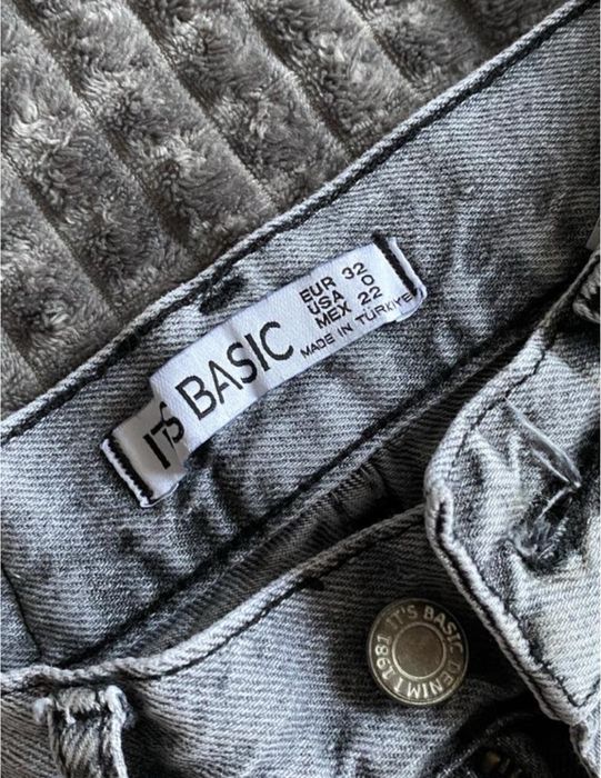 Джинси у сірому кольорі