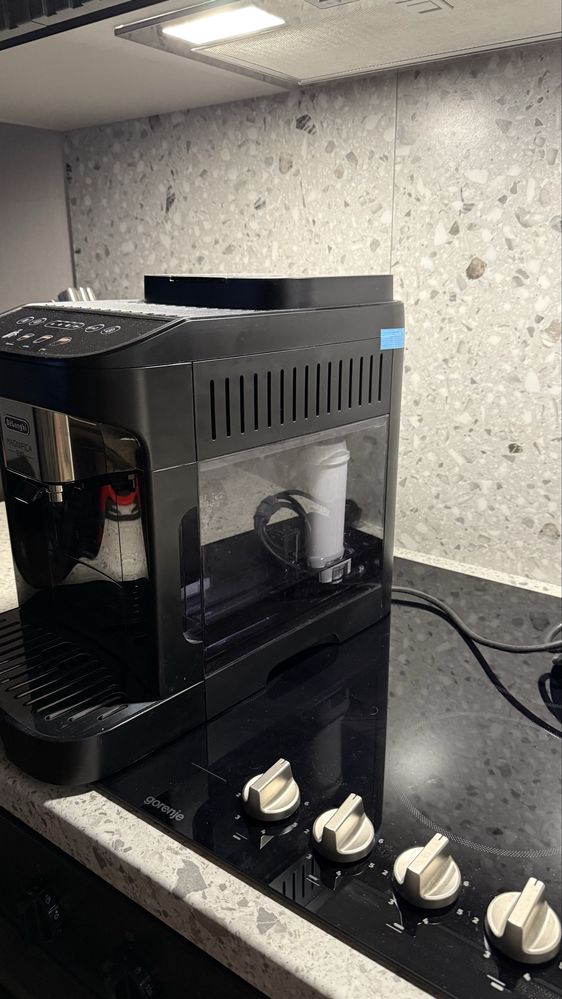 Кавомашина De’Longhi Magnifica Evo — майже нова