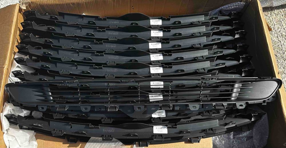 Решітка бампера переднього нижня Tesla Model 3 1085927-00-C