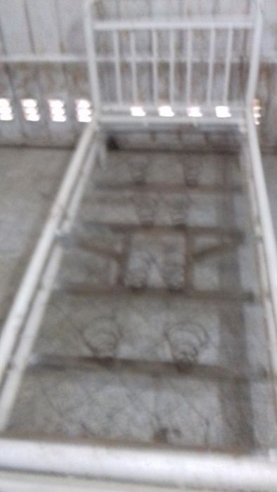 Cama individual em madeira