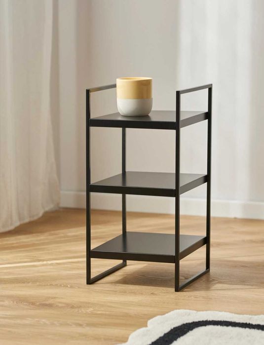 Metalowy regał z trzema półkami