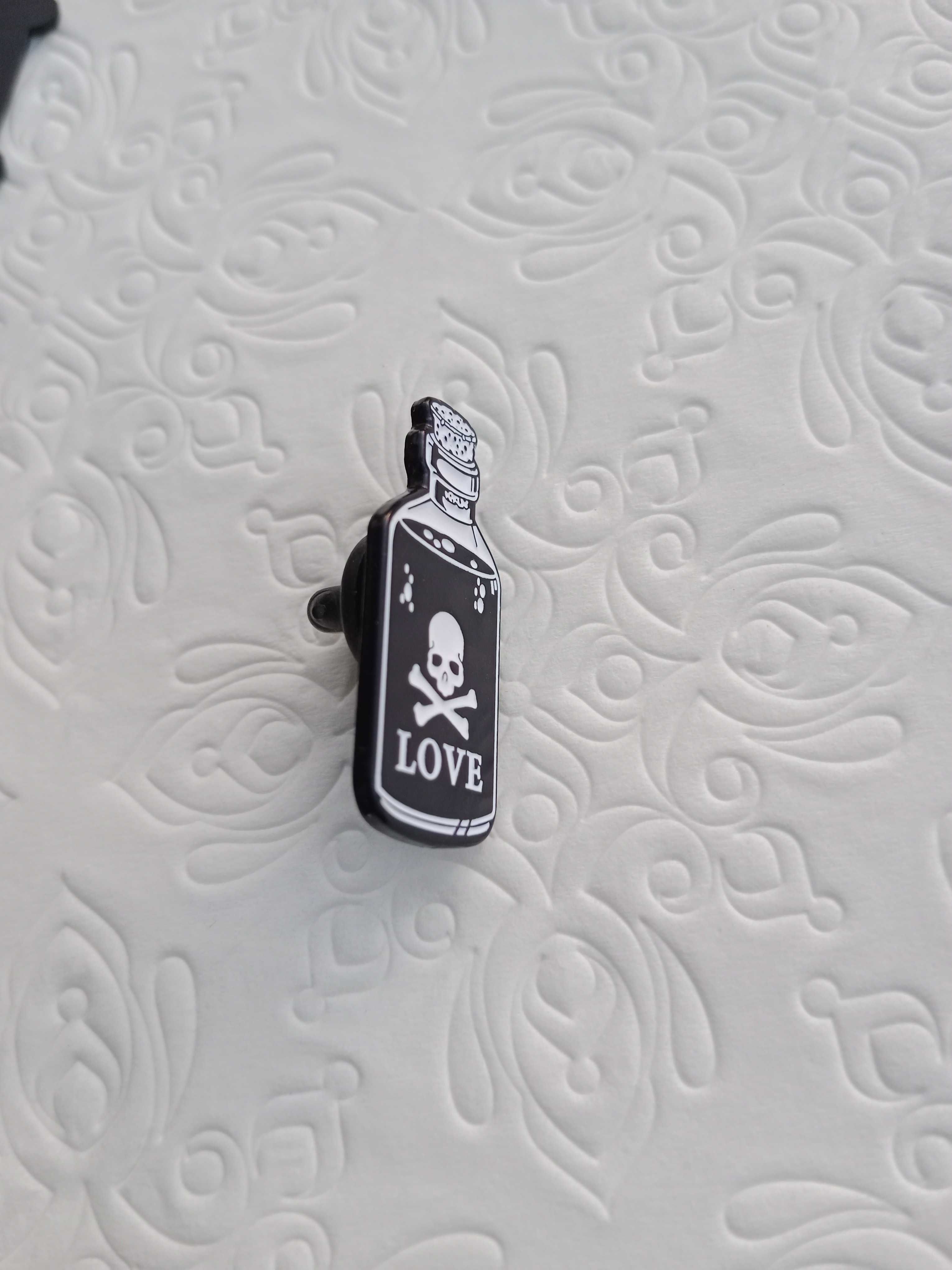 Przypinka pin love poison goth gotic dark punk