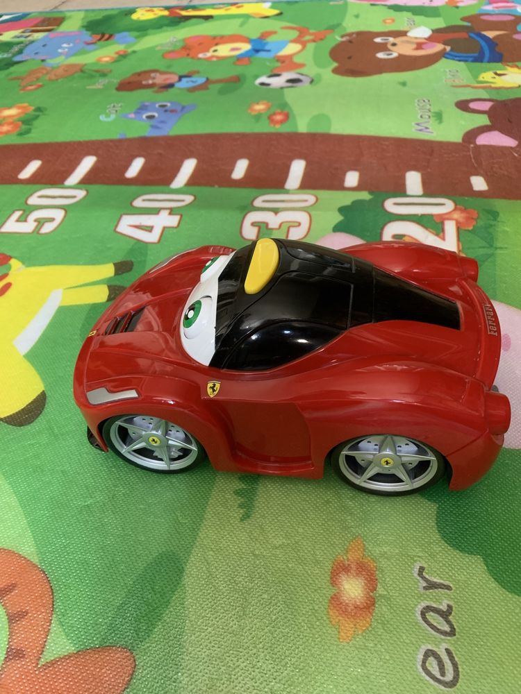 Машинка середнього розміру Ferrari зі звуковими ефектами