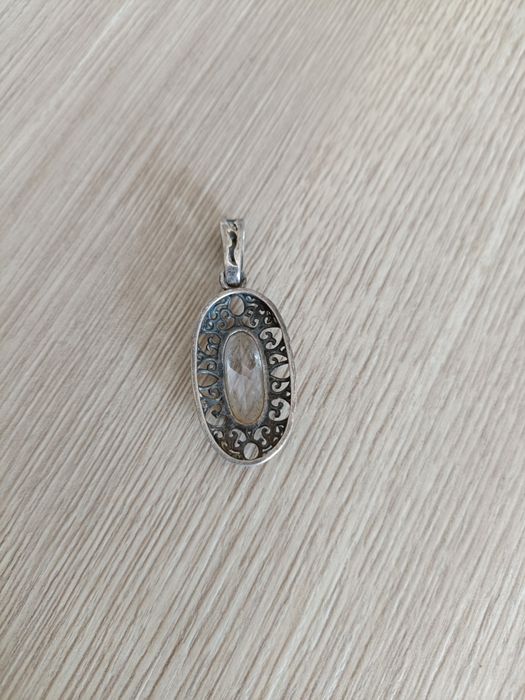 Srebrny ażurowy wisiorek