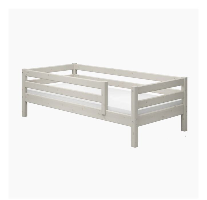 Beliche ou 2 camas de solteiro com panos decorativos