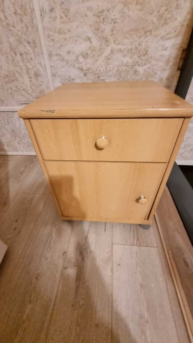 Szafka nocna na kółkach