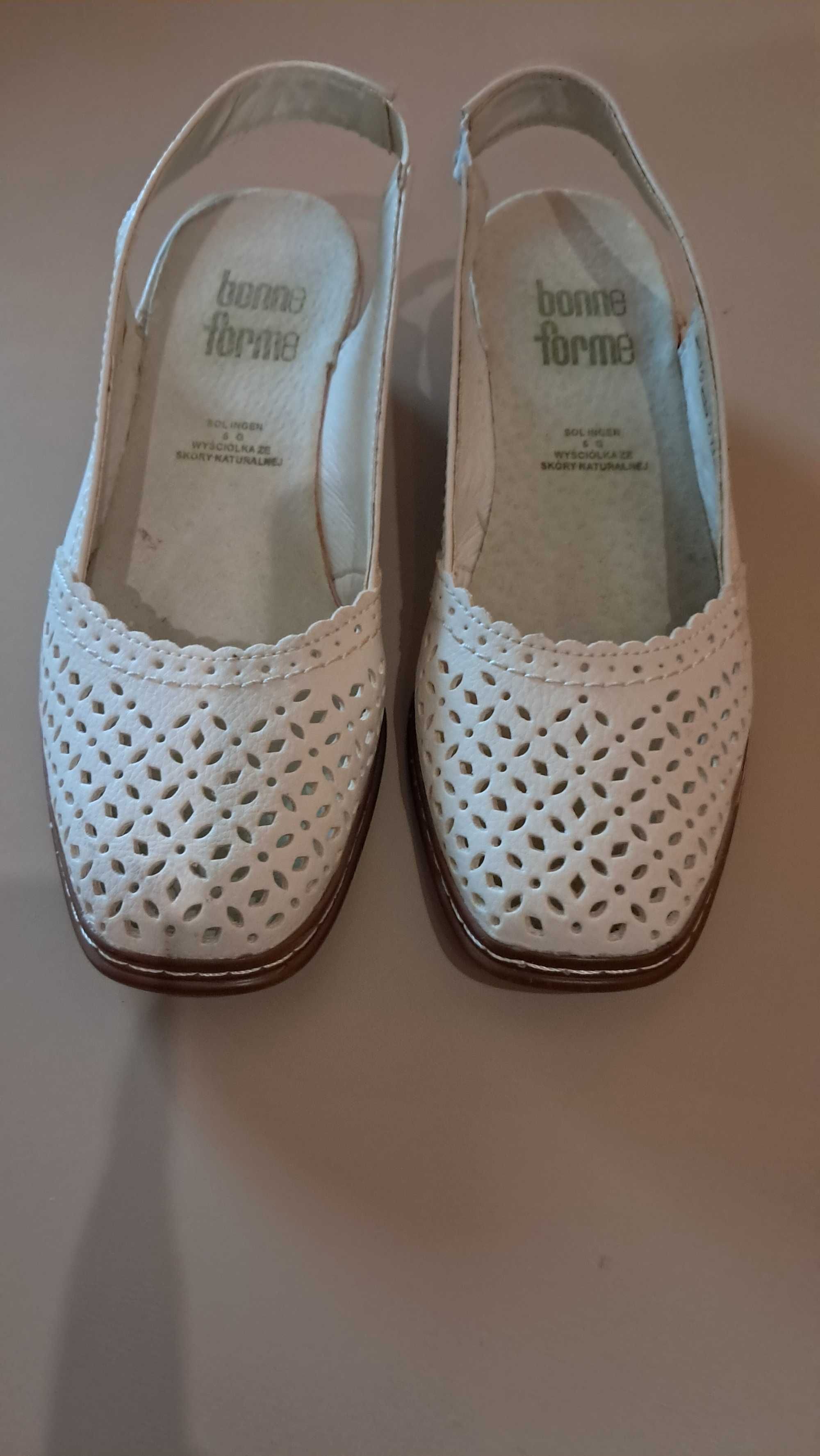 Buty, sandały- kryte palce, pięta odkryta