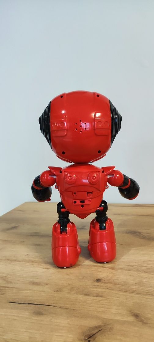 Robot interaktywny sterowany pilotem