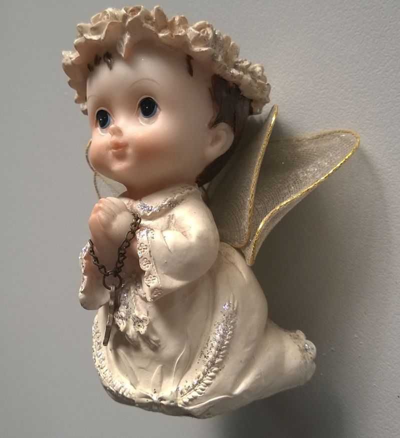Figurki Aniołków Figurka Aniołek z różańcem modlący się klęczący 9cm