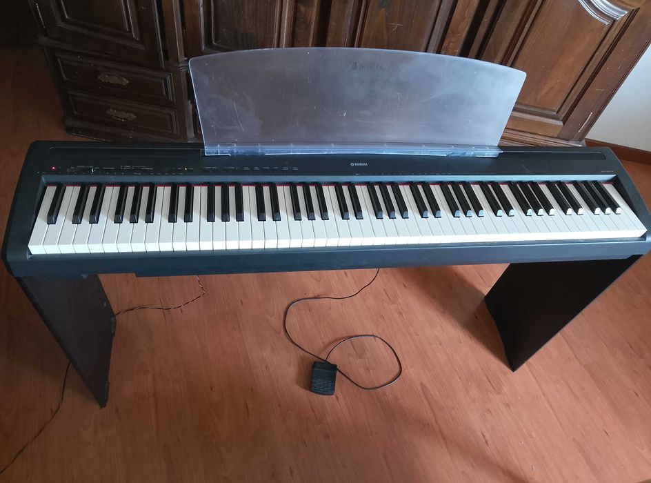 Piano Yamaha vertical elétrico