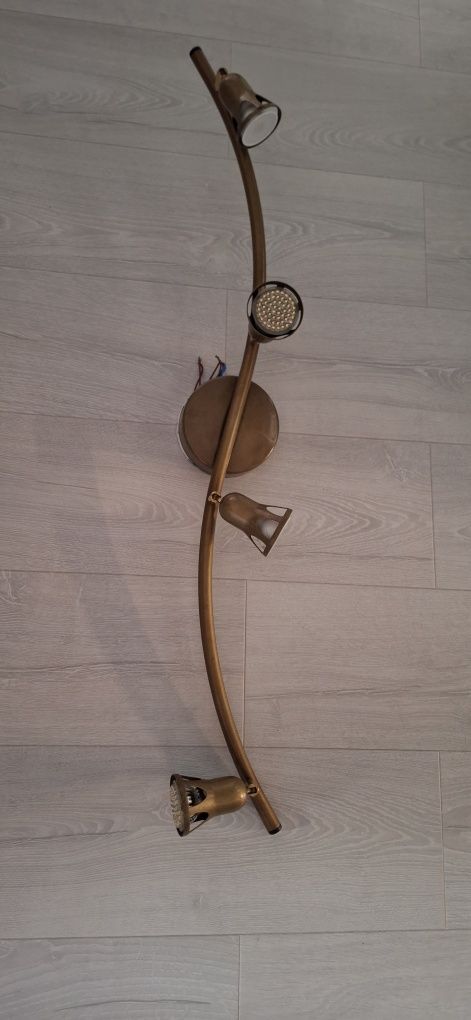 Lampa z regulowanymi oprawkami