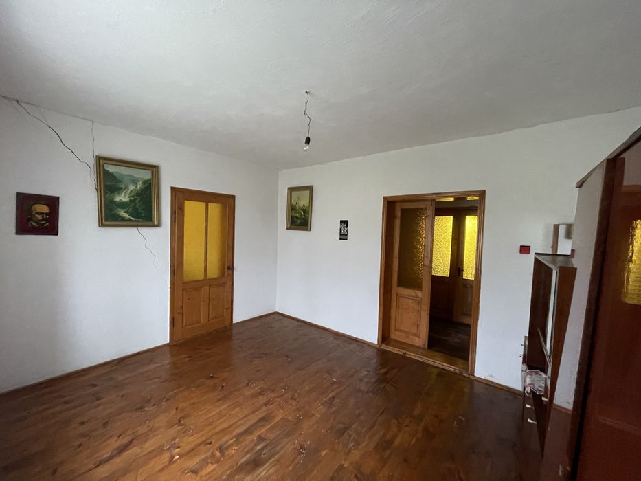 Продам будинок + господарські будівлі (на подвірї є криниця)