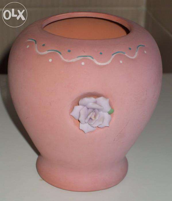 Pote em barro com flor