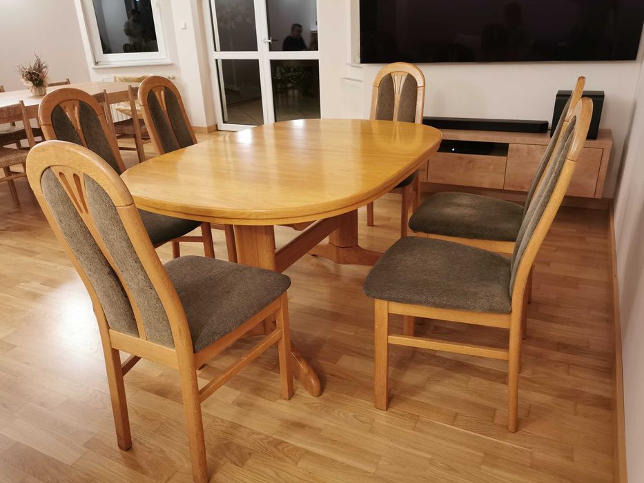 Duży stół drewniany (rozkładany) 100 cm x 150/195/240 cm +/- 6 krzeseł