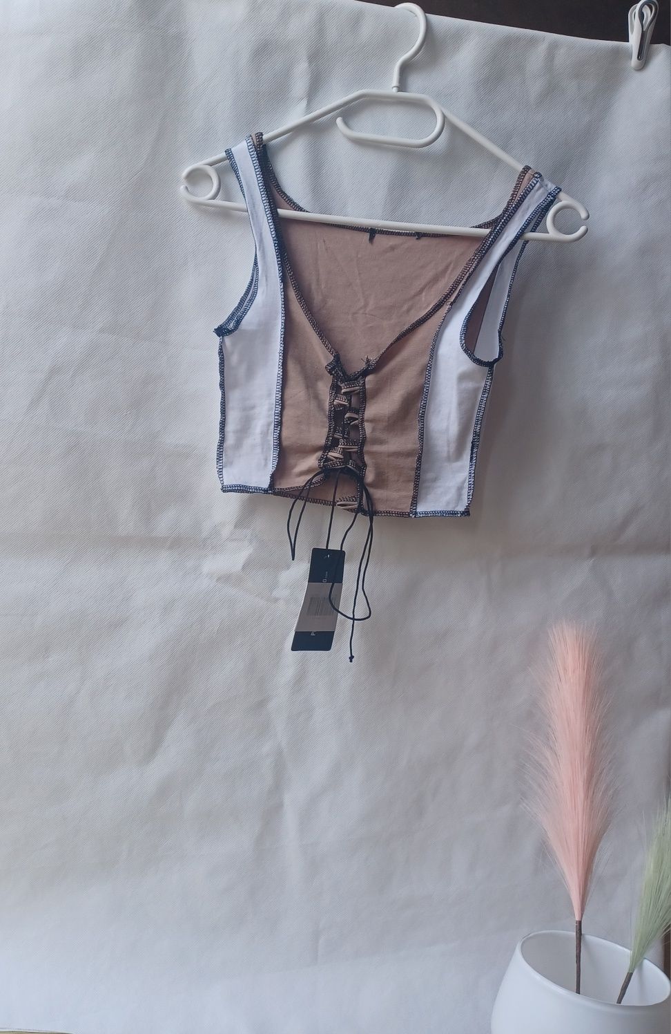 Pretty Little Things bluzka koszulka crop top sznurki XS 34 sznurowany