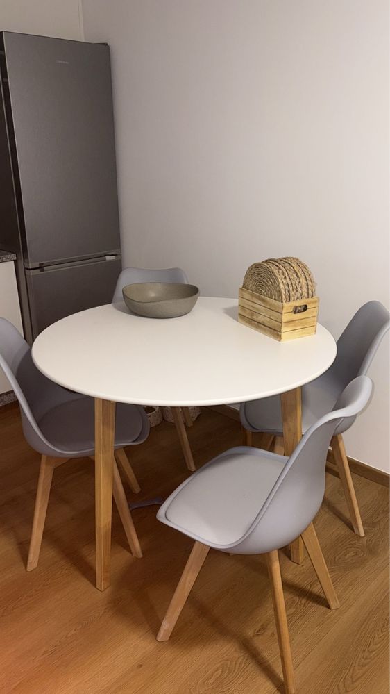 Mesa com 4 cadeiras