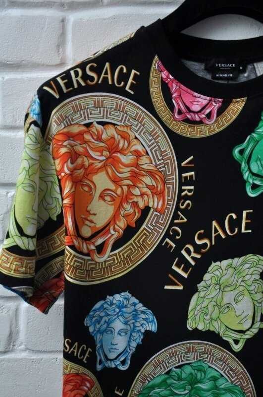 "VERSACE". Оригинал. Италия. Стильная брендовая футболка. на M / L.