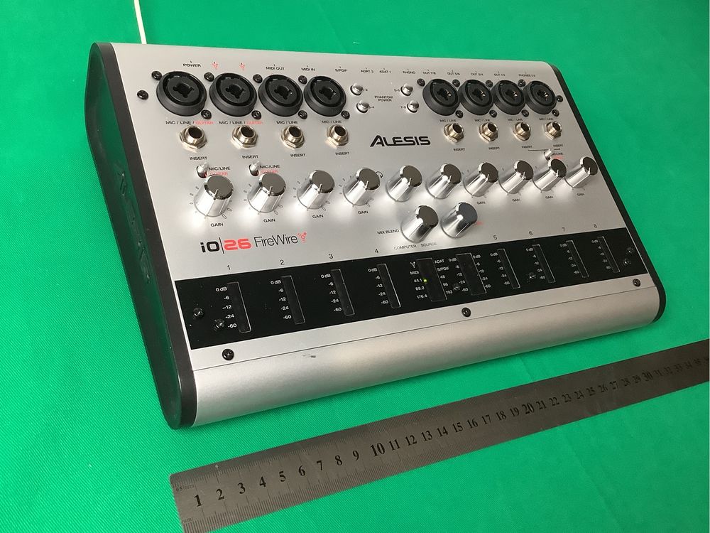 Alesis IO26 аудіо інтерфейс