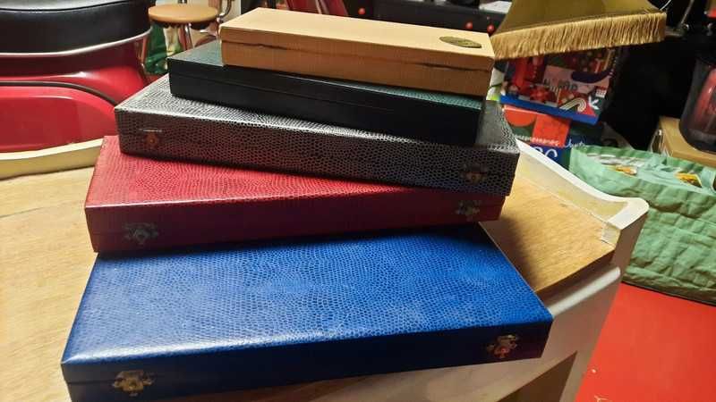 Lote caixas antigas de artigos valiosos