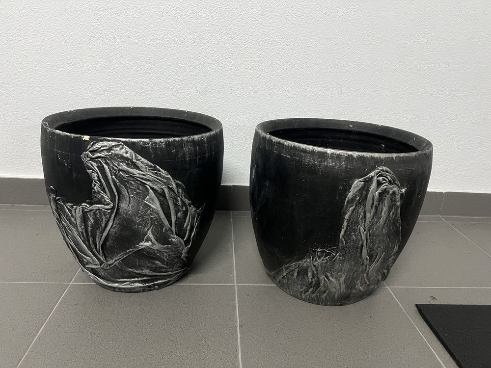 Dois vasos cinzentos