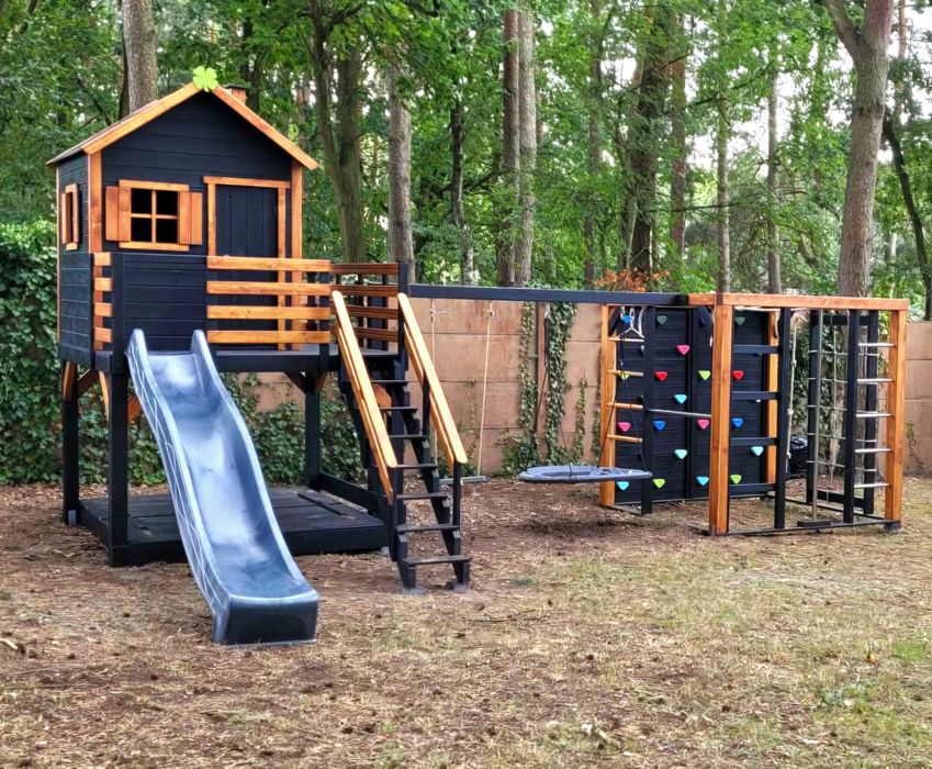 Duży plac zabaw z domkiem ,huśtawkami i małpim gajem