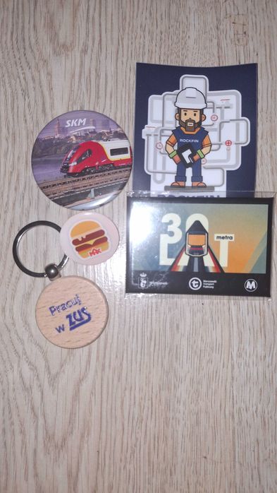 Trzy magnesy, przypinka i breloczek