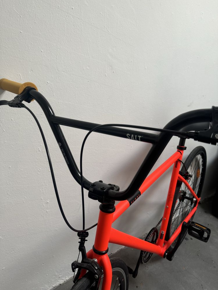 Bicicleta com acessorios
