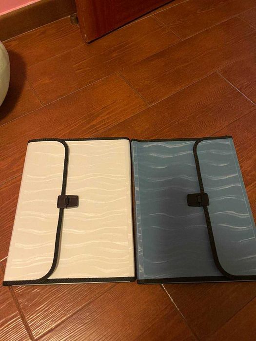 Vou vender lápis.  pastas de papelaria.  carros de brinquedo  cartões