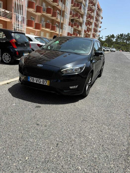 Carrinha Ford Focus Station ST-LINE 1500TDCI 120CVDesportivo Económico