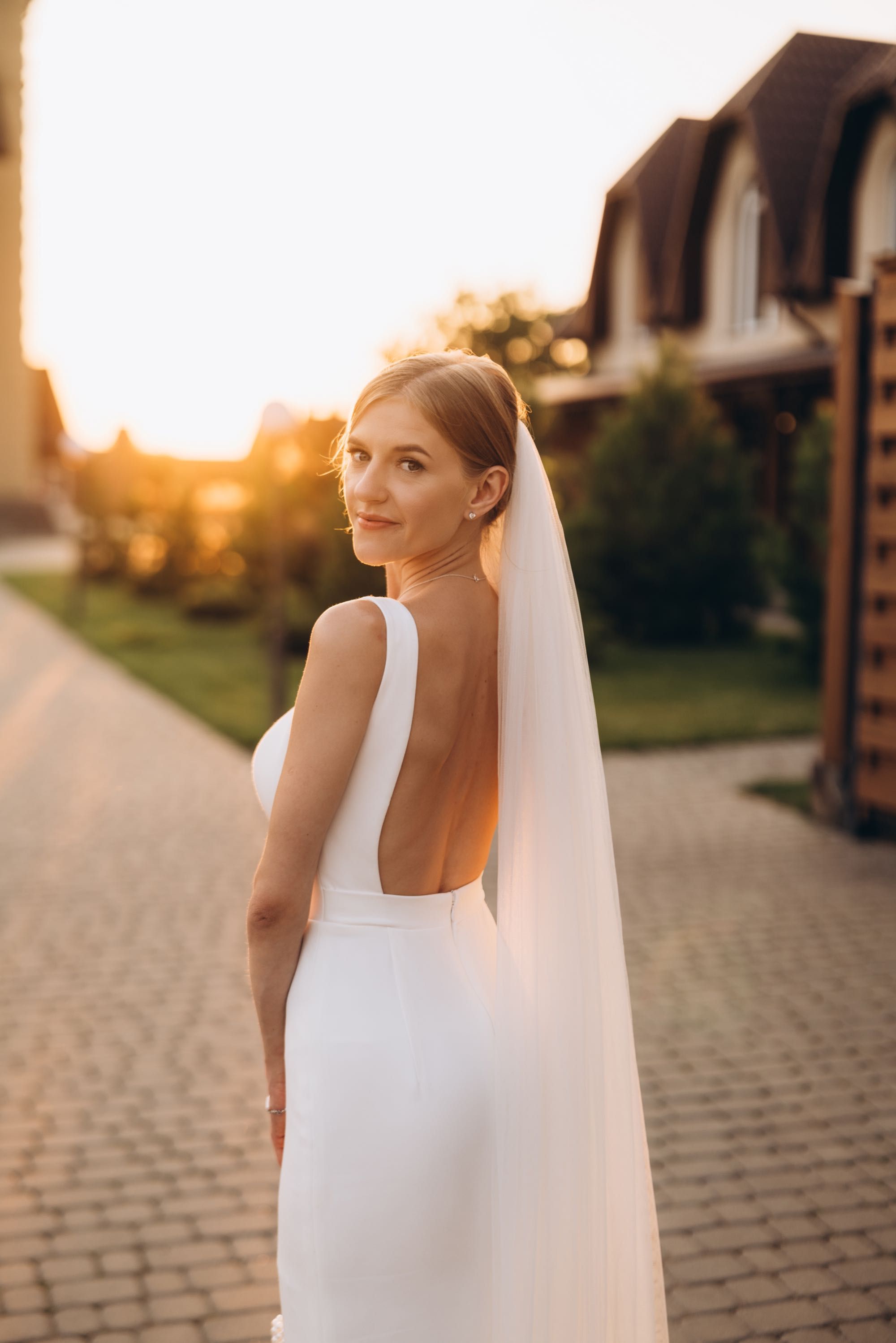 Ślubna sukienka  w kolorze ivory