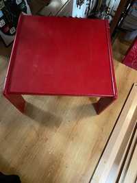 Czerwony drewniany solidny stolik kawowy malowany farbą olejną